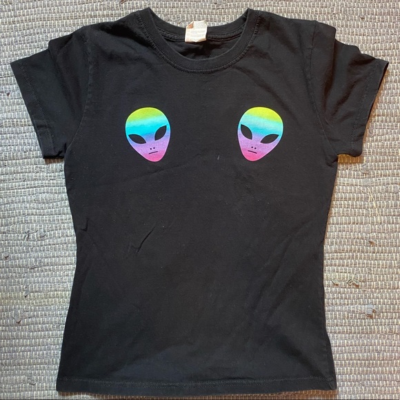 👽 ALIEN BOOB GRAPHIC TEE - Picture 1 of 2
